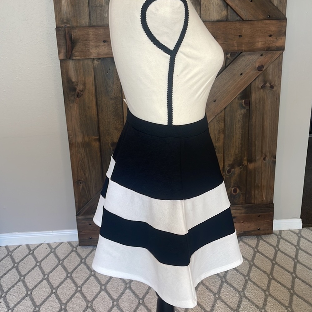 Black and white skirt - Picture 2 of 3
